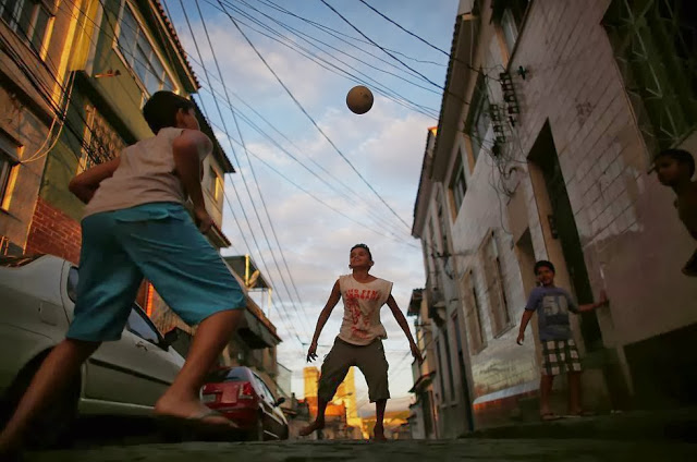 jugando-al-futbol-en-favelas-rio