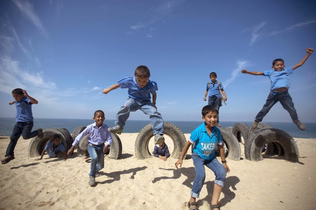 ninos-palestinos-jugando-en-playa-de-gaza