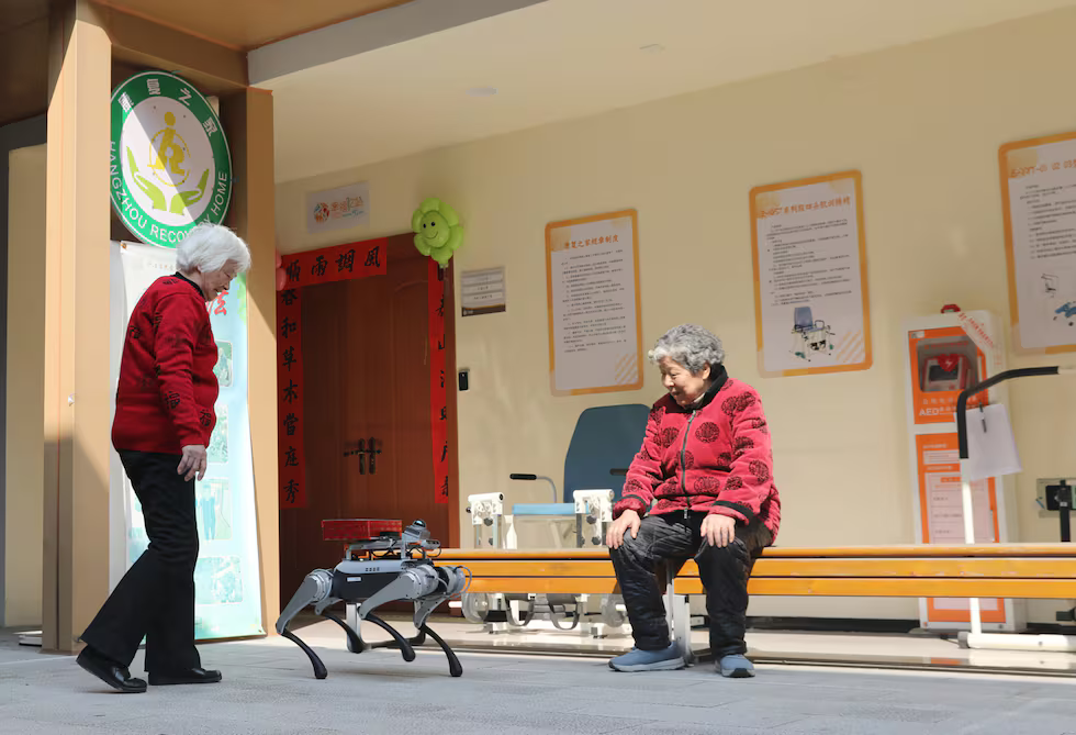 Un perro robótico acompaña a personas mayores en una residencia en Hangzhou, provincia china de Zhejiang.  
